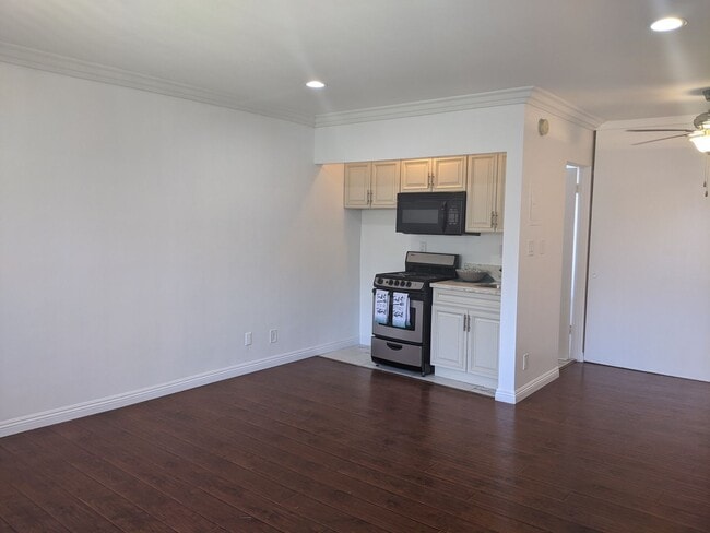 14024 Oxnard St