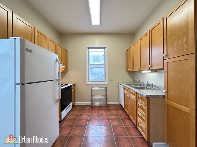 Building Photo - 1829 W Melrose St Unit M00H