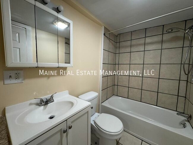 Building Photo - 206 Maine Ave Unit 7 Rental