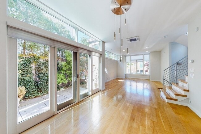 Photo - 140 Banks St