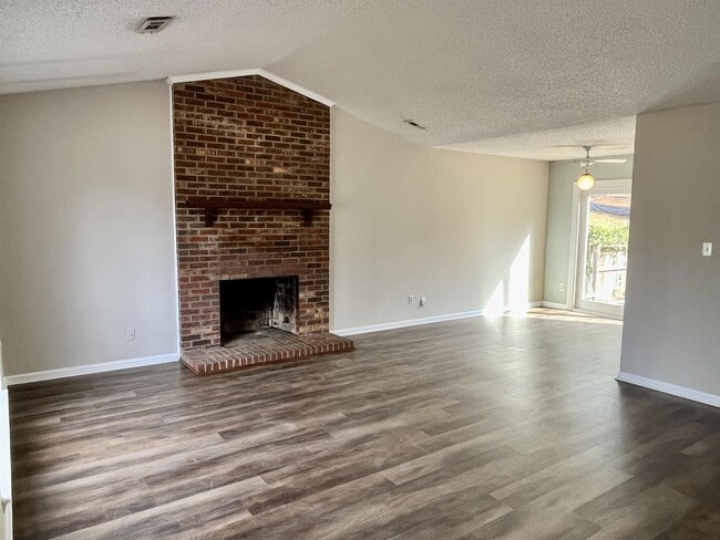 Photo - 1019 Brenham Ln