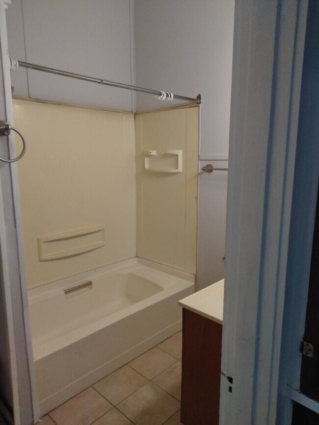 4e. 117 Hollywood duplex Rental House Rental in Jackson, TN