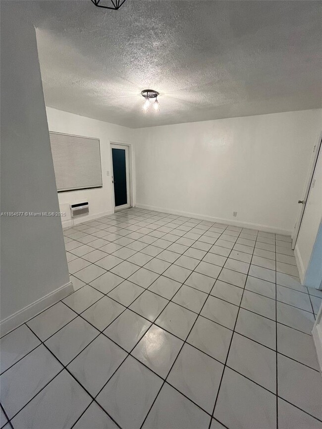Building Photo - 7155 Rue Notre Dame Unit 4 Rental