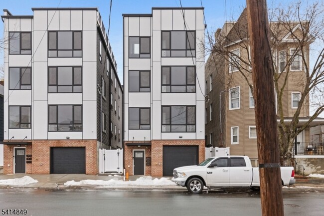 Building Photo - 37 S 7th St