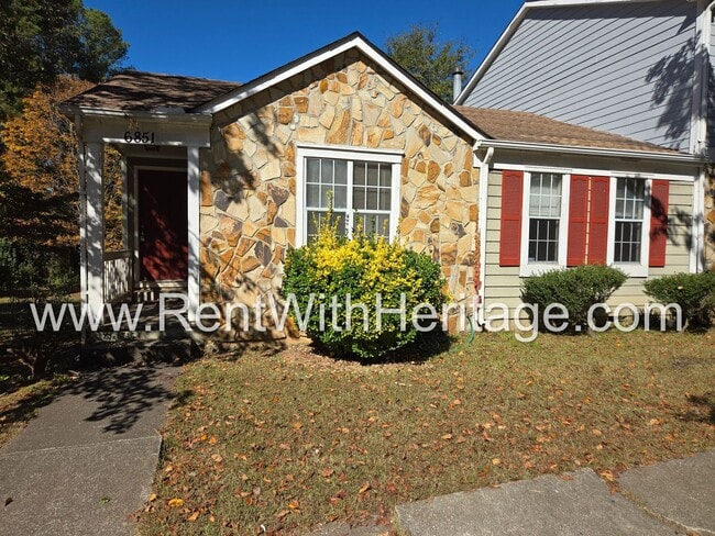 Building Photo - WOW!!! GORGEOUS DUPLEX / GREAT ROOMMATE FLOORPLAN / UPGRADES / GREAT LOCATION / PRIVATE YARD