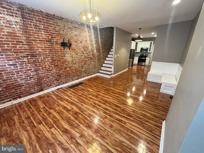 Photo - 845 Mercer St