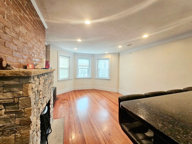 Photo - 1614 Beacon St