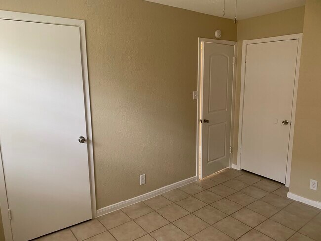 303 Algerita Dr Unit C