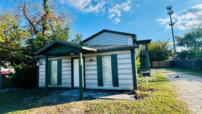 Building Photo - 105 Clear Lake Rd Unit A