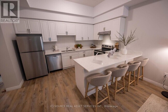 Photo - 785 Southdale Rd W