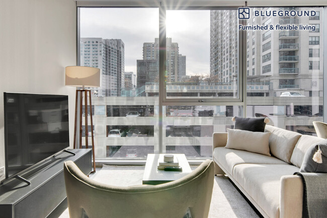 Building Photo - 8 E Huron St Rental