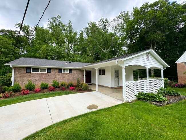 Sought-After 4 Bed 3 Bath L-Shaped Rambler... - Sought-After 4 Bed 3 Bath L-Shaped Rambler... House