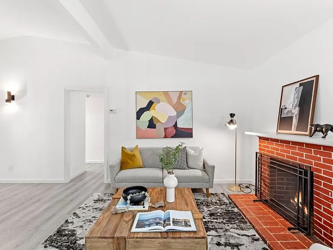 Photo - 2887 Fordham St