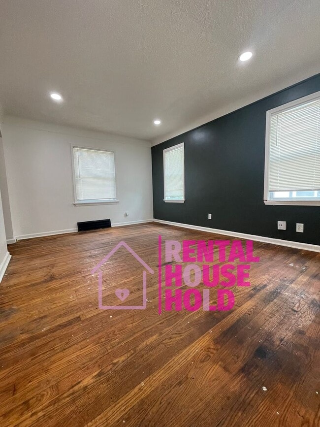 Building Photo - ~ 3 BEDROOM 1 BATH BUNGALOW FREE PRE-SCREEN Rental