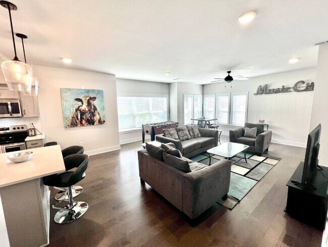 Photo - 450 Glastonbury Rd Townhome