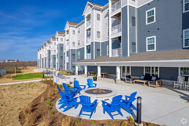 Outdoor Lounge & Fire Pit - REGATTA 55