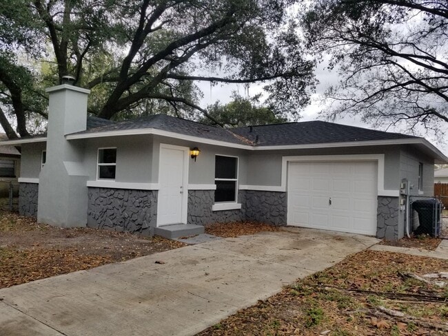 Building Photo - Three-Bedroom Home Near Lake Howard in Win...