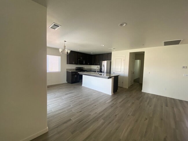 Beautiful 3 Bedroom 2 Bath Home in North Hanford