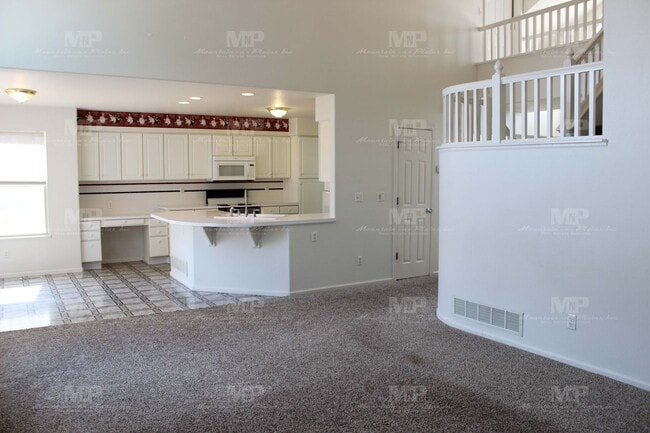 Photo - 424 Saturn Dr