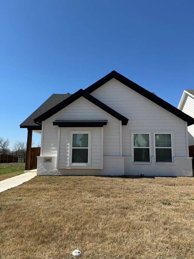 Building Photo - Coming soon! Darling 3/2/2 Fireplace - Walk in Shower - commuter friendly
