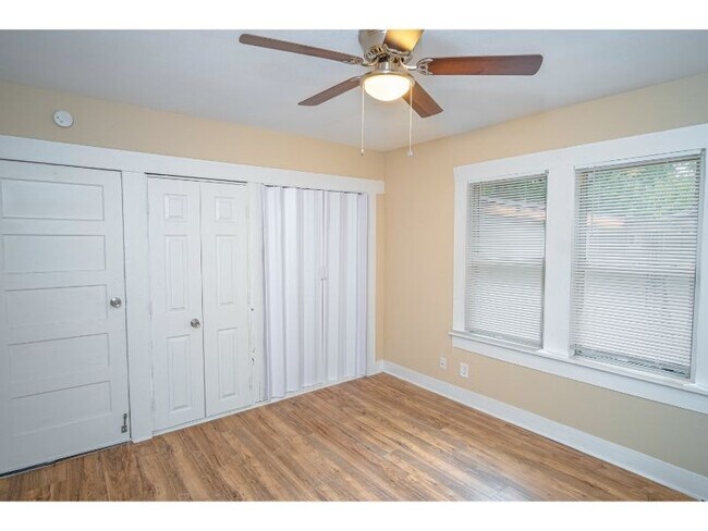 Building Photo - 1323 Lamar St Unit 1