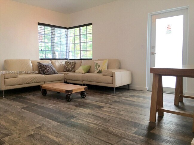 Photo - 645 Michigan Ave Unidad C