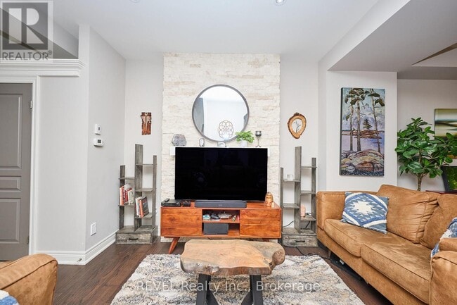 Photo - 608 Simcoe St