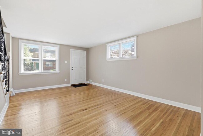 Photo - 271 W Wyncliffe Ave