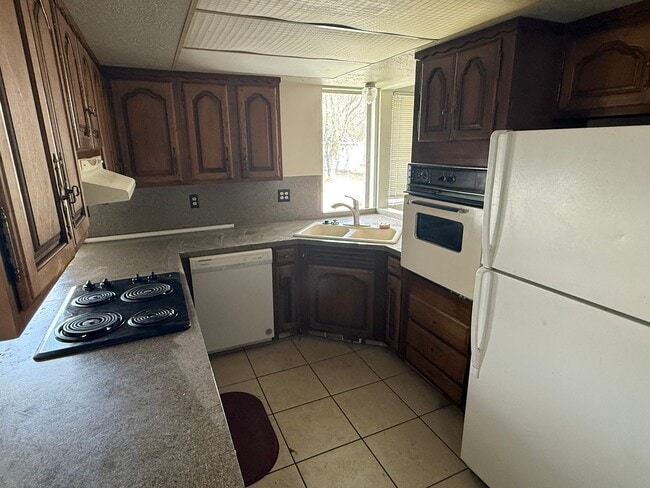 Photo - Great home with 2 car garage, deck and shed, fenced yard in Roy for rent