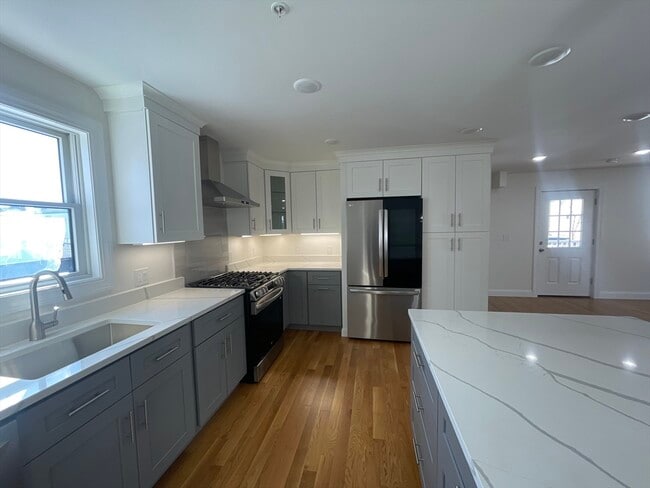Building Photo - 40 Everett St Unit 2