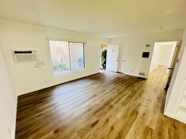 UNIDAD #3 SALA DE ESTAR - 19419 Victory Blvd