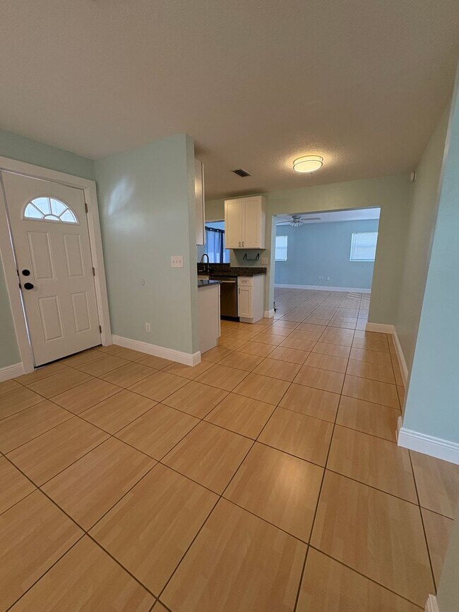 Photo - 3 Bedrooms on a fenced back yard and a sou...