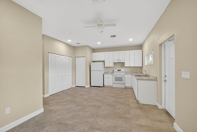 Building Photo - 4949 Serafica Dr