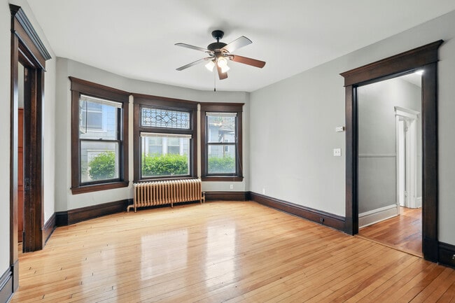 Photo - 1862 Roblyn Ave