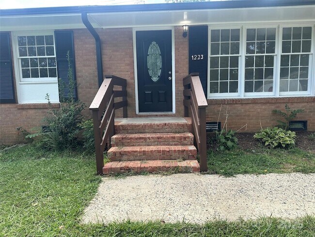 Building Photo - 1223 Georgetown Dr Rental
