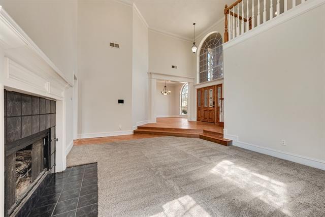 Photo - 608 Hawthorn Cir