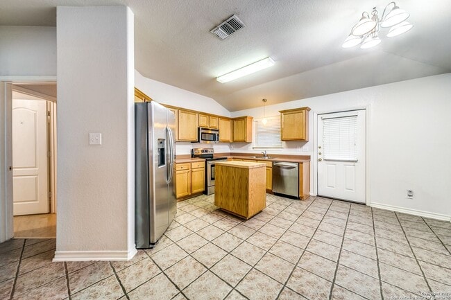 Photo - Charming Home Awaits: Spacious & Modern Living in a Prime Location