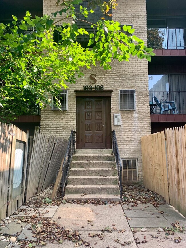 Amazing 1-Bedroom Condo at Bentley Square ... - Amazing 1-Bedroom Condo at Bentley Square ... Unit 105