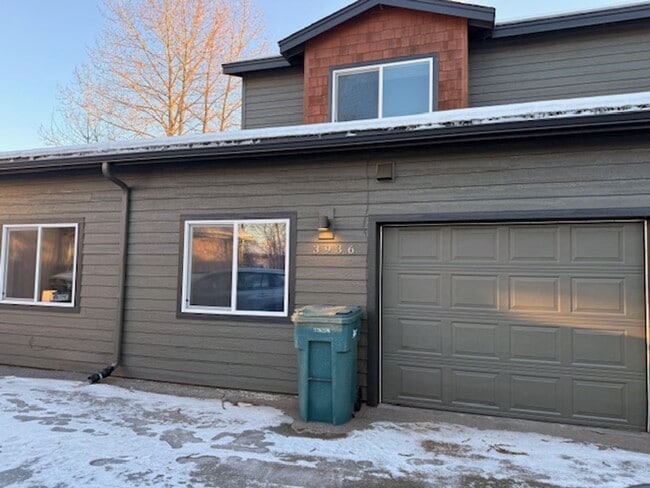 Building Photo - 3 Bedroom South Anchorage Townhouse!