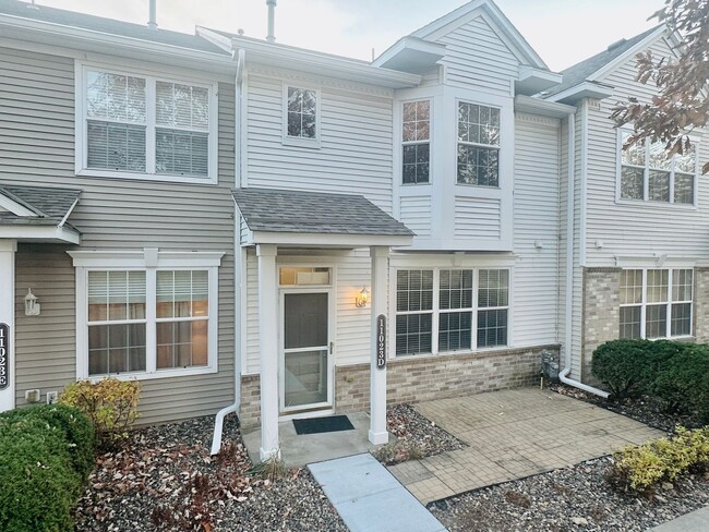 Fantastic two-story townhome w/ pool in de... - Fantastic two-story townhome w/ pool in de...