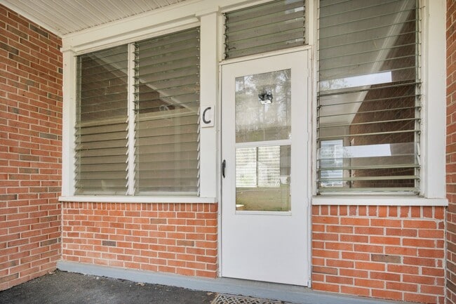 Building Photo - All-Utilities-Included 2BR Rental in Williamsburg – Private Screened Porch & Reserved Parking Unit 108 Cooley Rd  C