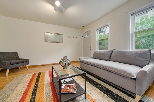 Photo - 1720 N St Louis Ave Unidad 2