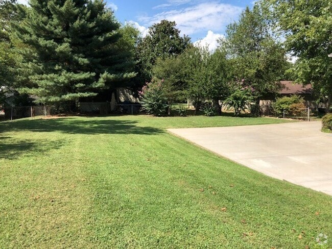 Building Photo - Great Location Wilson Co Schools Rental
