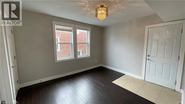 Photo - 1544 King St E Unité 406