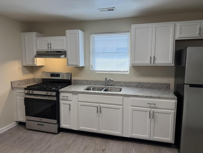 Photo - 1722 Selden Ave