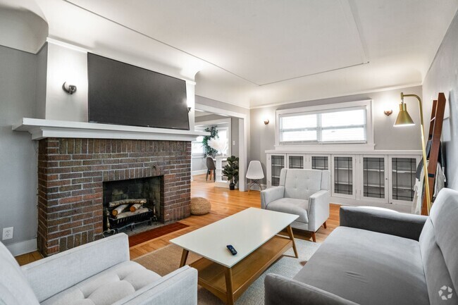 Building Photo - Rare quality UWM Flat , Walk to Campus! Rental