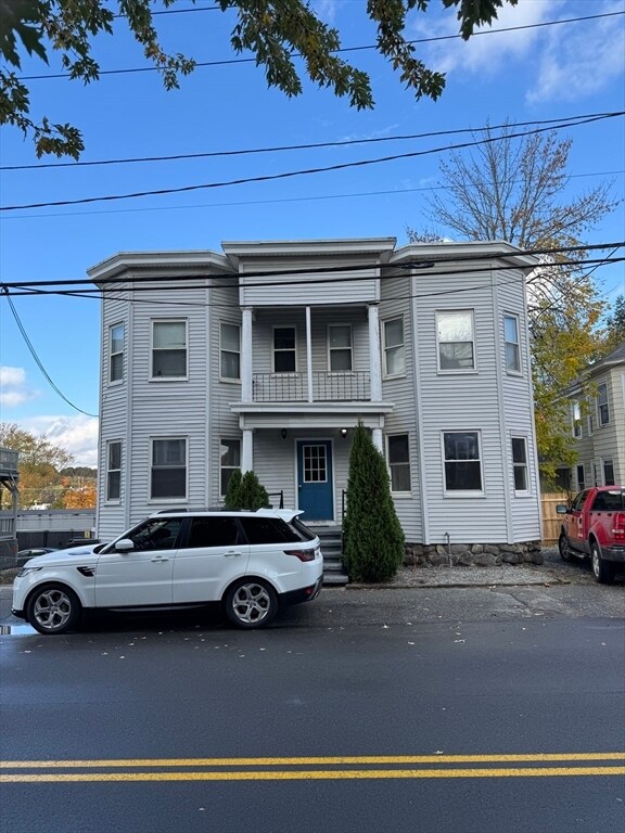 Building Photo - 129 S Elm St Unit 1L