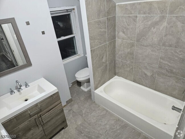 Building Photo - 467 Park Ave Rental