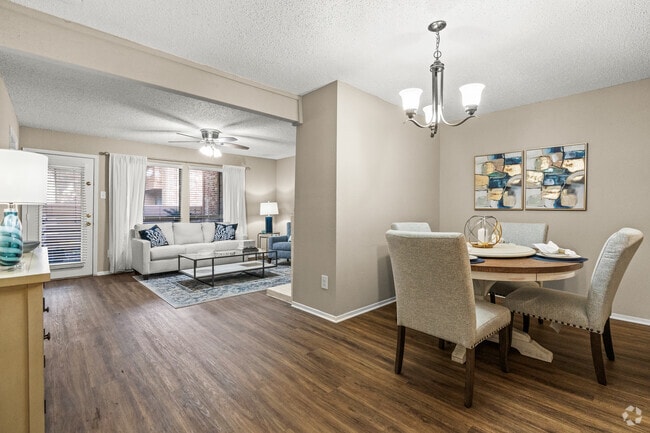 2BR, 2BA - 1011SF - Dining Room - Woodlake Apartments