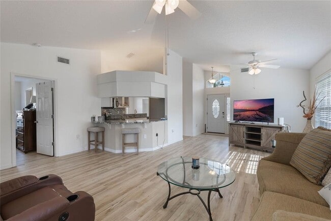 Photo - 615 Juniper Way